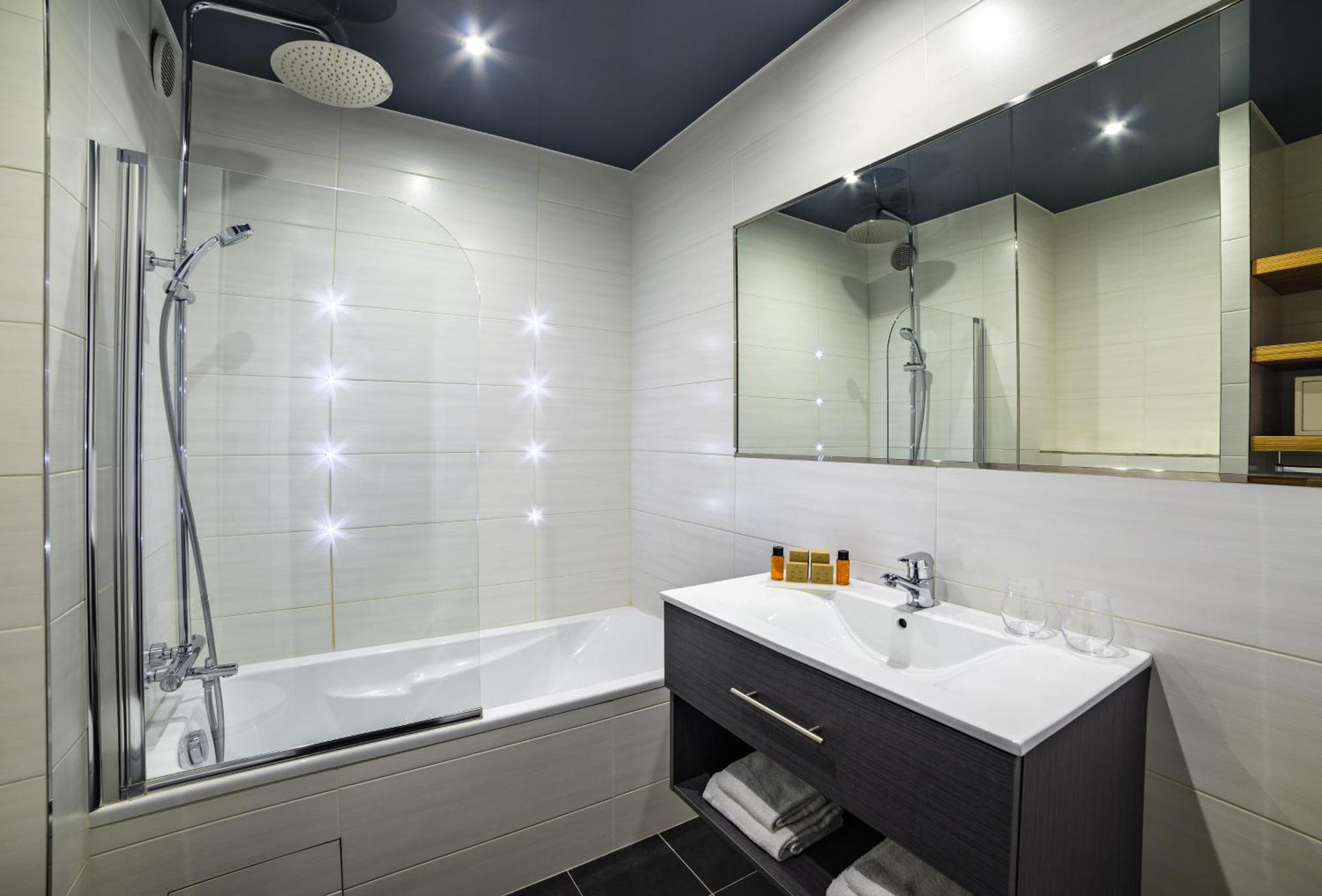 Superior Double or Twin Room Access to swimming pool or fitness,753136316:JPEG